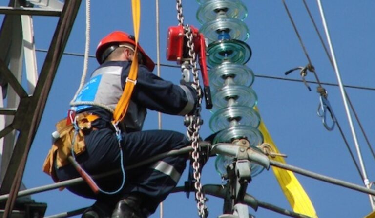 Работа на высоте: профессия монтажника высоковольтных линий
