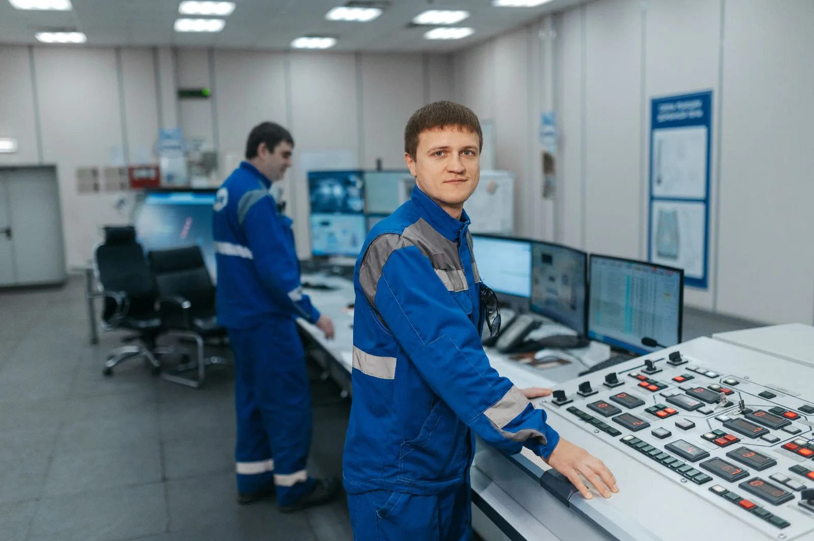 Диспетчер электрических сетей контролирует режимы работы электросетевого оборудования